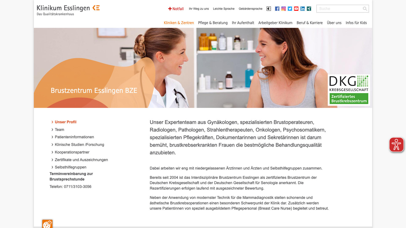Zwei Frauen im Gespräch in einem medizinischen Beratungsraum mit Regalen voller medizinischer Produkte im Hintergrund